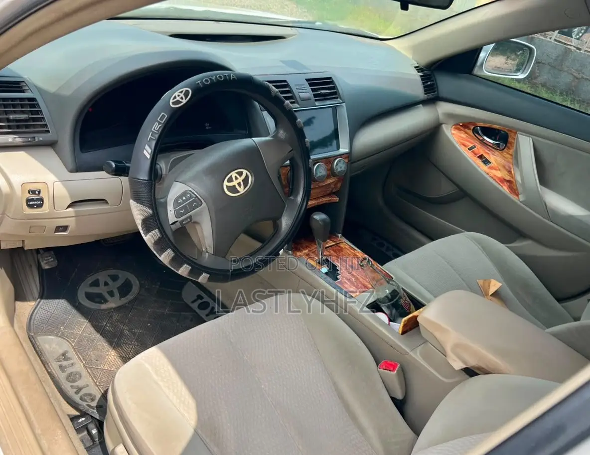 Toyota Camry LE 4dr Sedan (2.5L 4cyl 6A) 2011 White