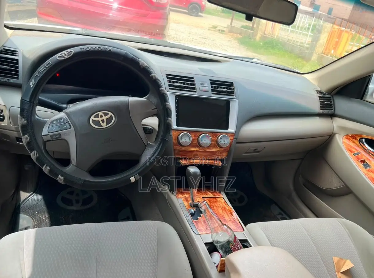 Toyota Camry LE 4dr Sedan (2.5L 4cyl 6A) 2011 White
