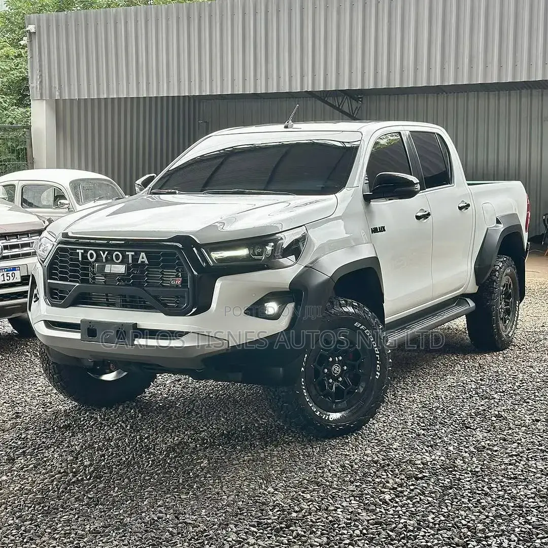 Toyota Hilux 2023 White