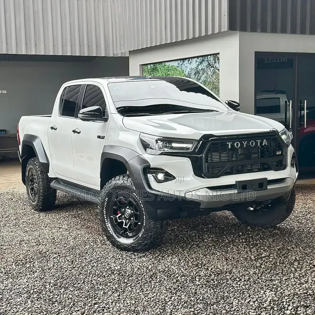 Toyota Hilux 2023 White