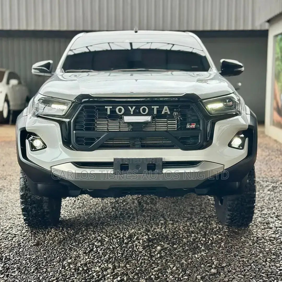 Toyota Hilux 2023 White