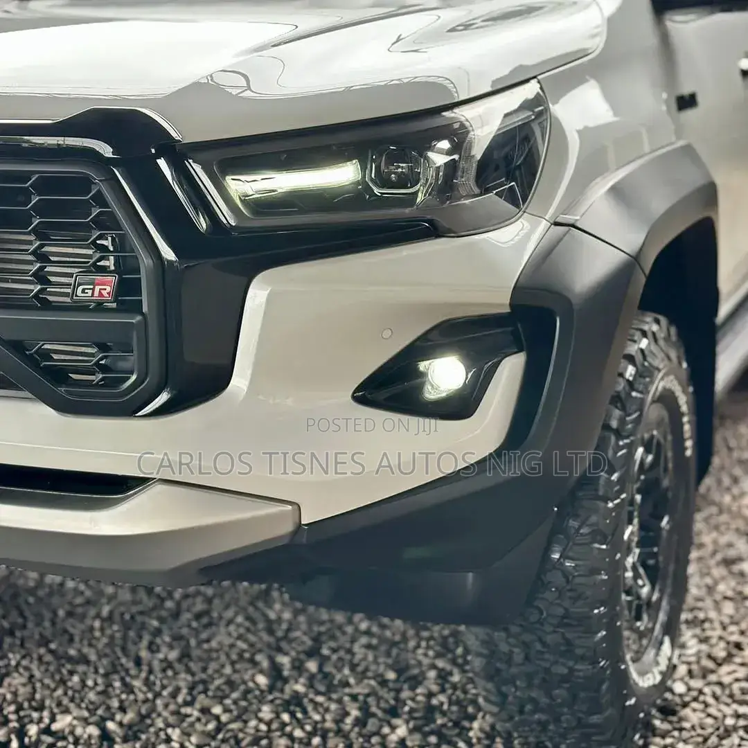 Toyota Hilux 2023 White