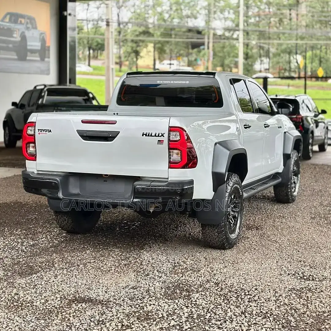 Toyota Hilux 2023 White