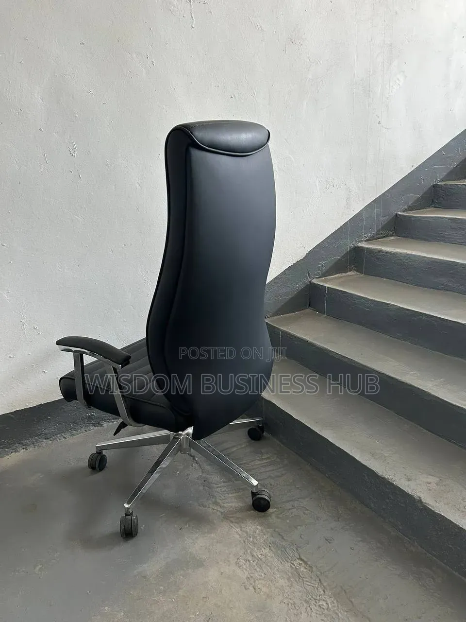 Managerial Office Chair With Ribbed Padding