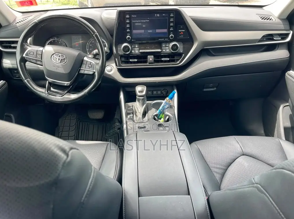 Toyota Highlander LE 2022 Blue