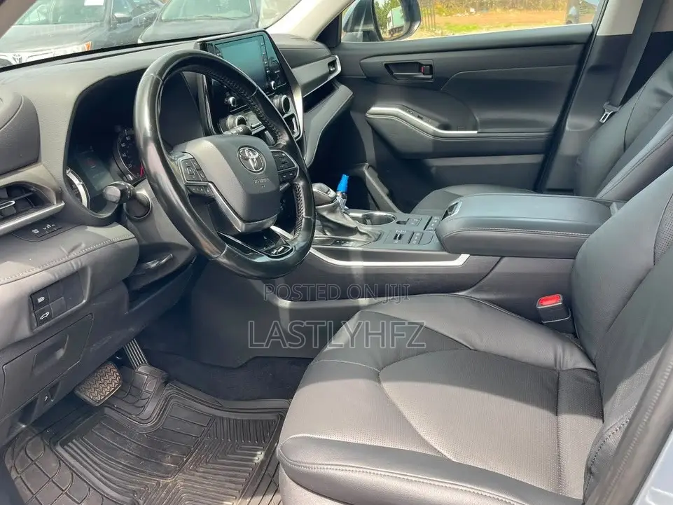 Toyota Highlander LE 2022 Blue
