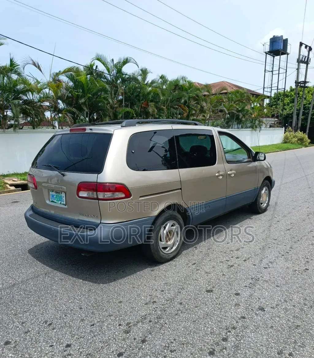 Toyota Sienna 2001 Gold