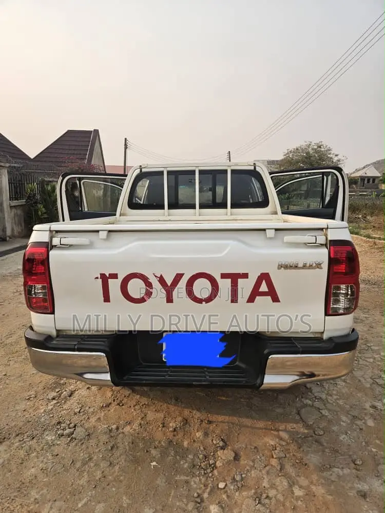 Toyota Hilux 2018 White