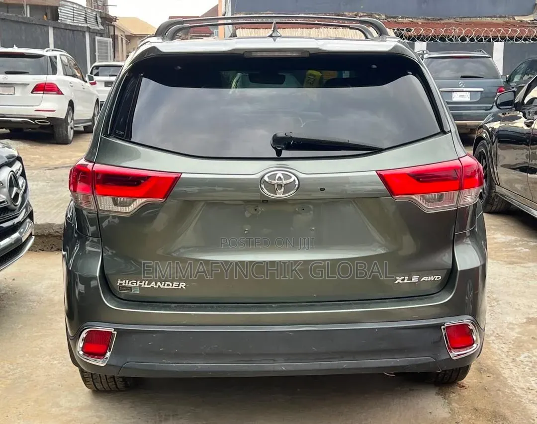 Toyota Highlander XLE 2019 Gray