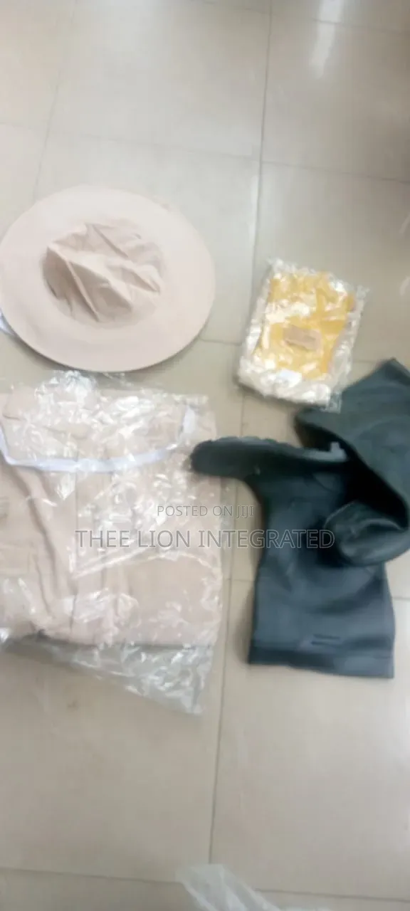 Premium Full Body Beekeeping Protective Suit Set (With Gloves)