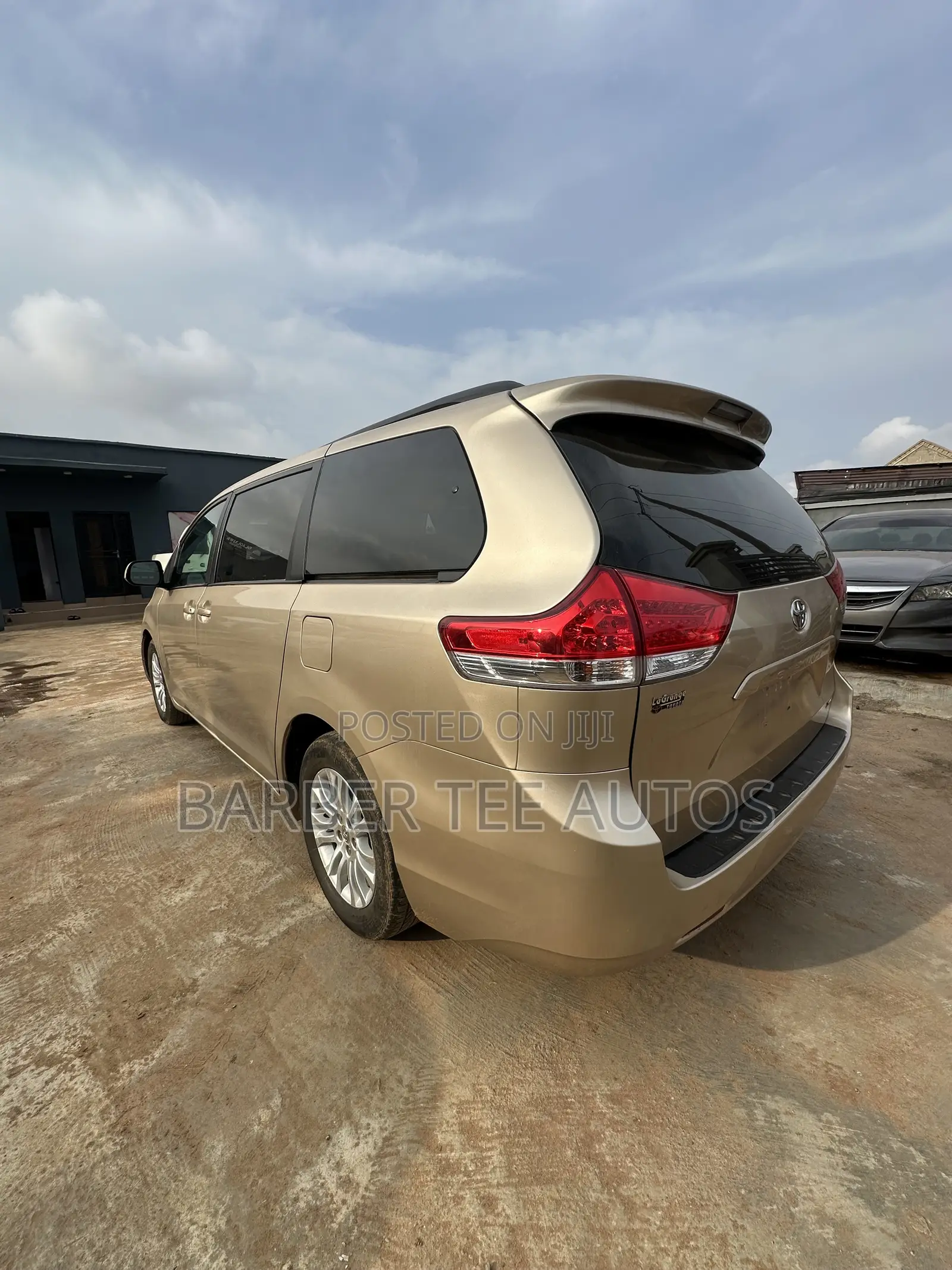 Toyota Sienna XLE 8-Passenger 4dr Minivan (3.5L 6cyl 6A) 2014 Gold