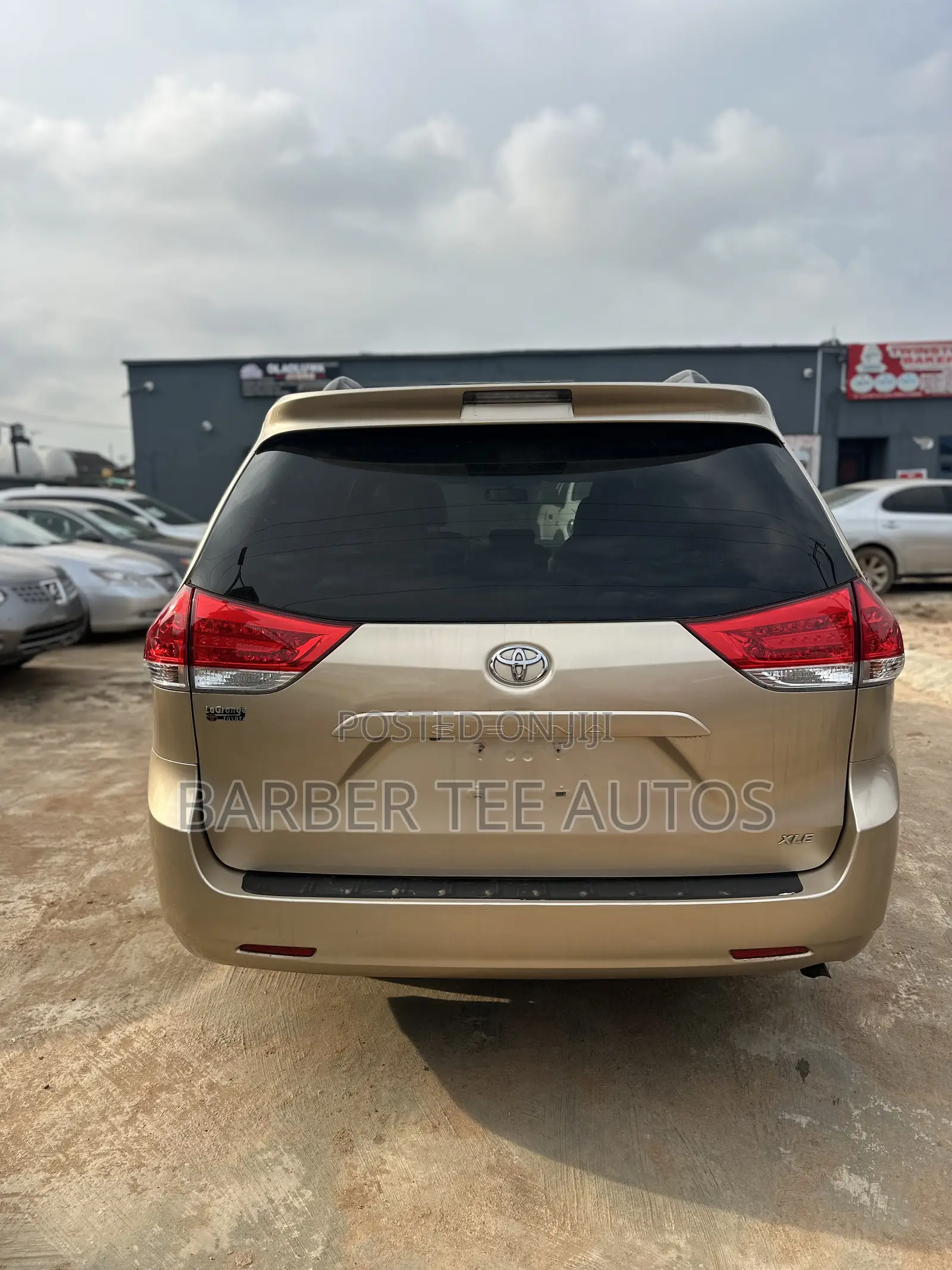 Toyota Sienna XLE 8-Passenger 4dr Minivan (3.5L 6cyl 6A) 2014 Gold