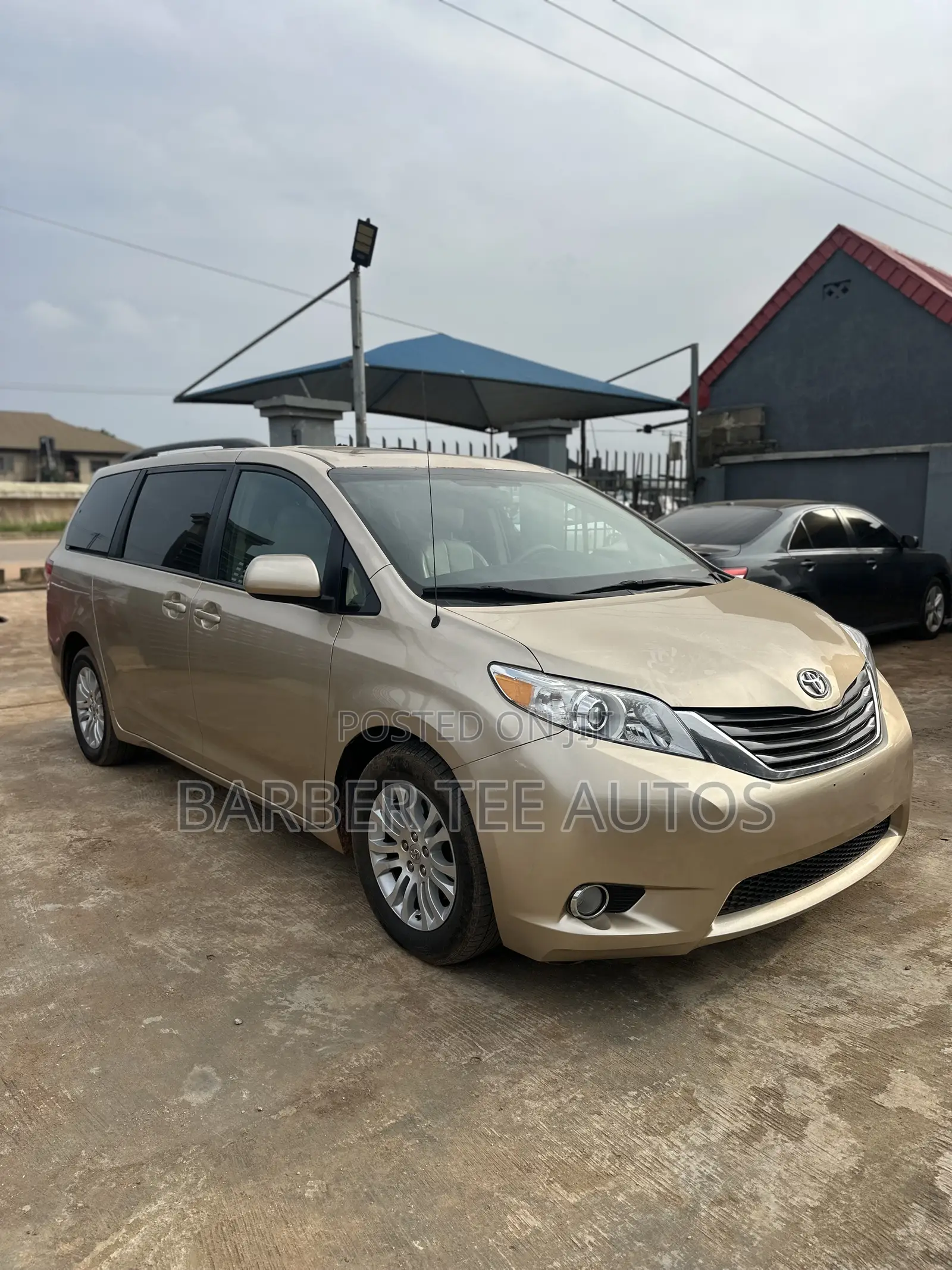 Toyota Sienna XLE 8-Passenger 4dr Minivan (3.5L 6cyl 6A) 2014 Gold