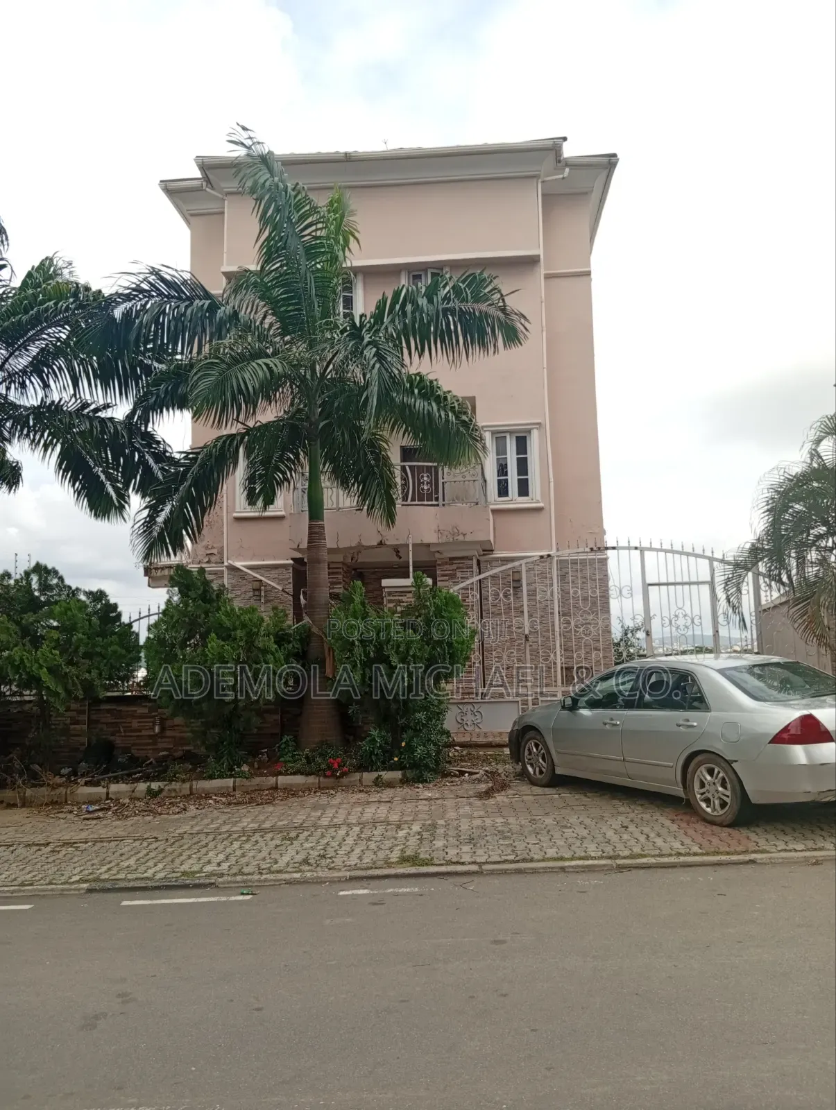 7bdrm Duplex in British Village, Wuse 2 for sale