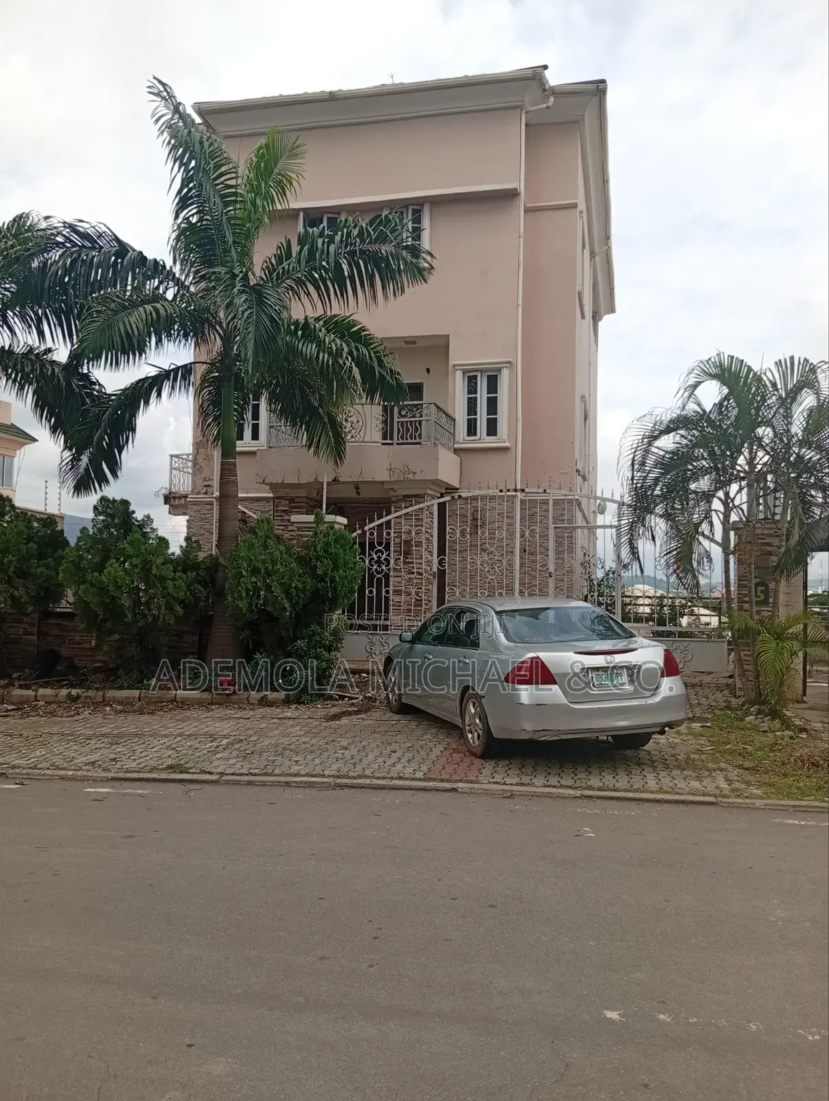 7bdrm Duplex in British Village, Wuse 2 for sale