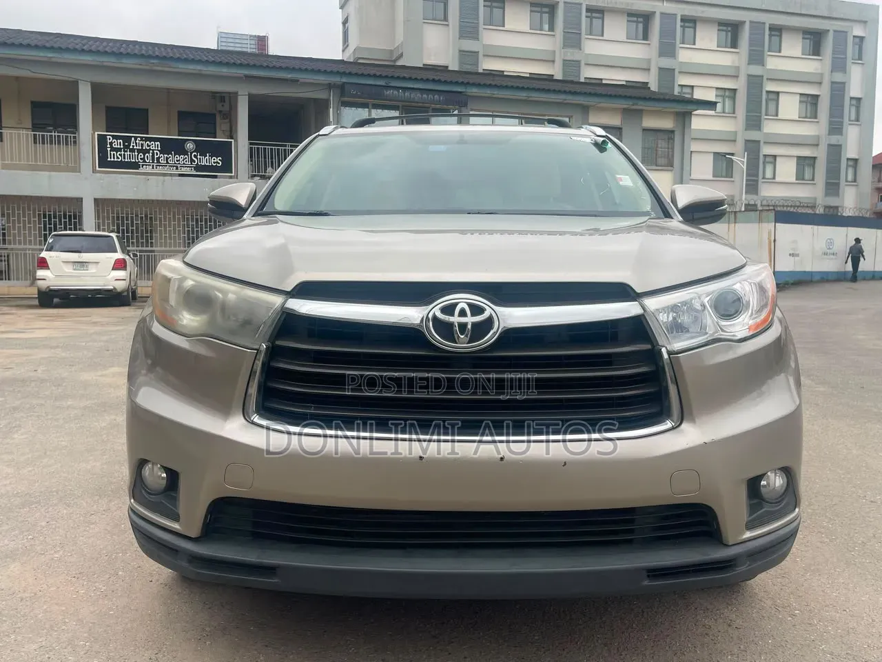 Toyota Highlander XLE V6 4x4 (3.5L 6cyl 6A) 2016 Gold