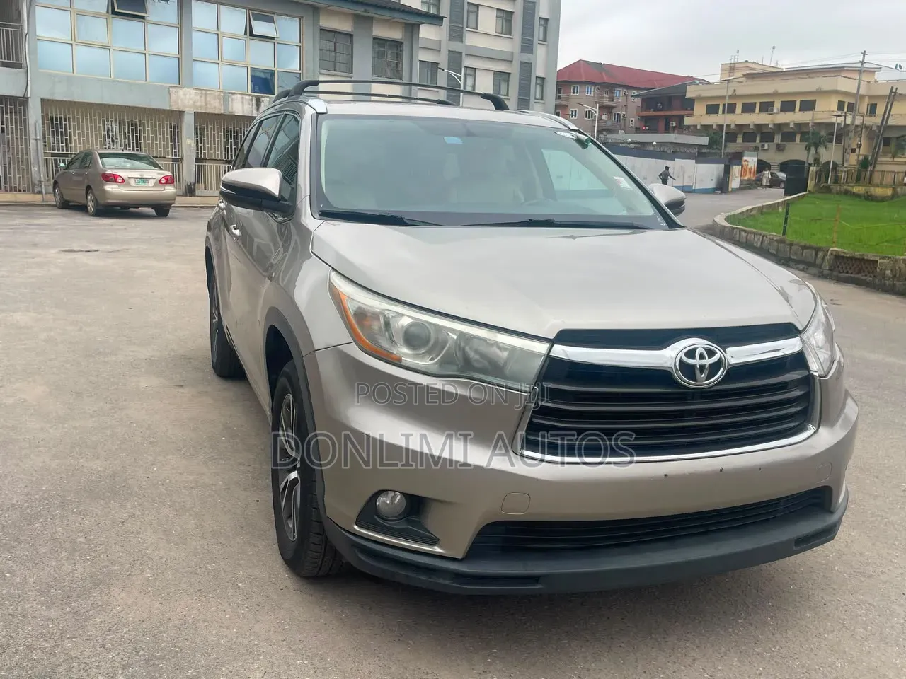 Toyota Highlander XLE V6 4x4 (3.5L 6cyl 6A) 2016 Gold