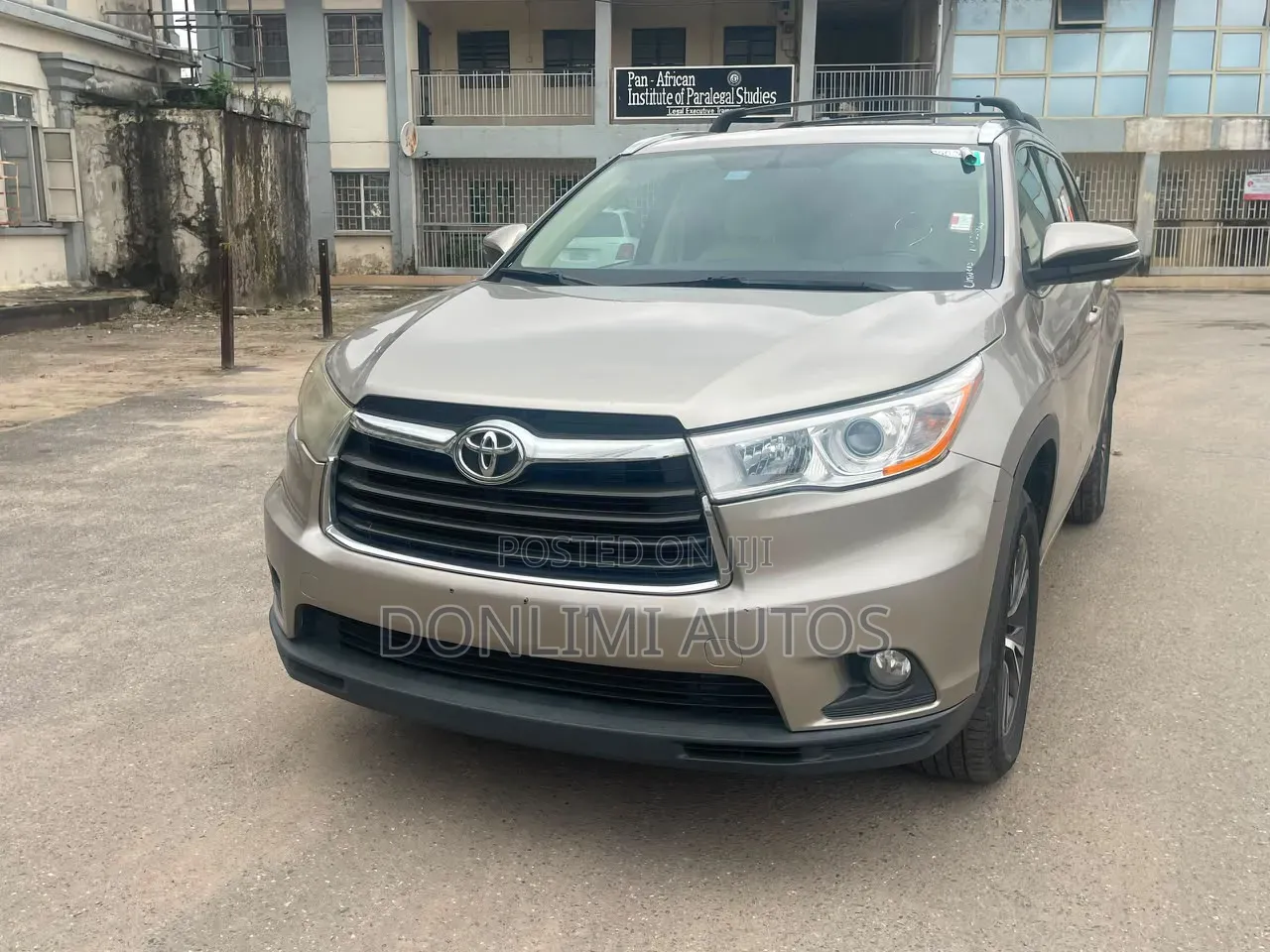 Toyota Highlander XLE V6 4x4 (3.5L 6cyl 6A) 2016 Gold
