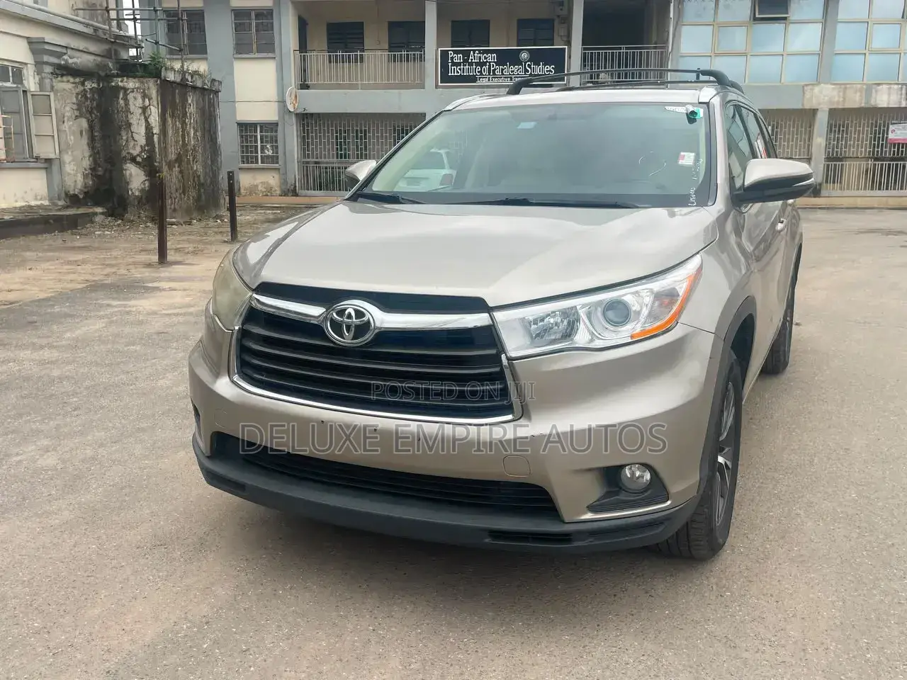 Toyota Highlander XLE V6 4x4 (3.5L 6cyl 6A) 2016 Gold