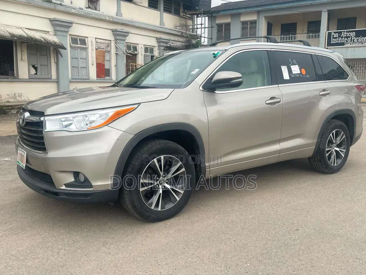 Toyota Highlander XLE V6 4x4 (3.5L 6cyl 6A) 2016 Gold