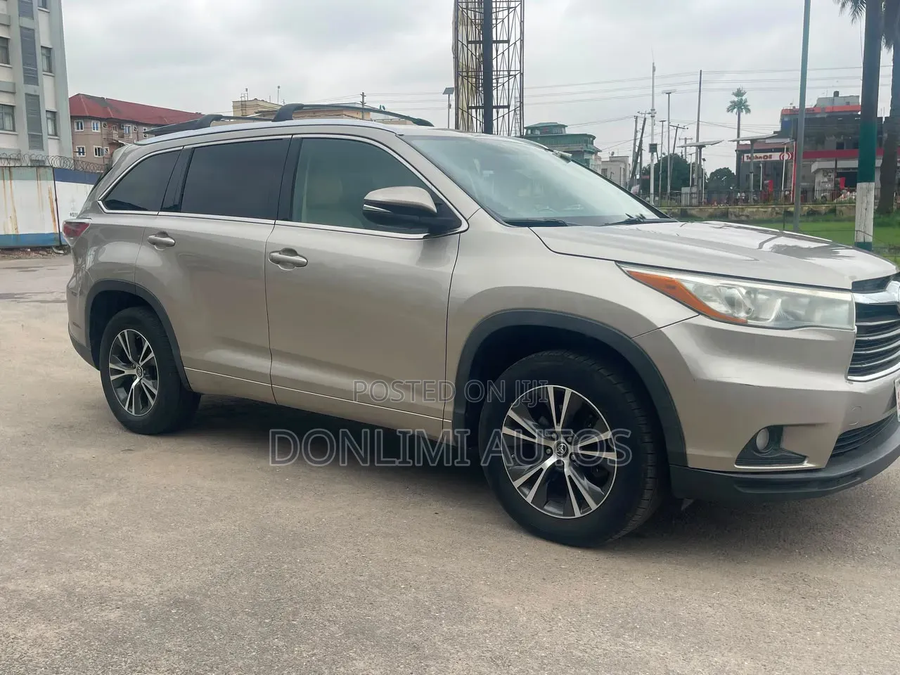 Toyota Highlander XLE V6 4x4 (3.5L 6cyl 6A) 2016 Gold