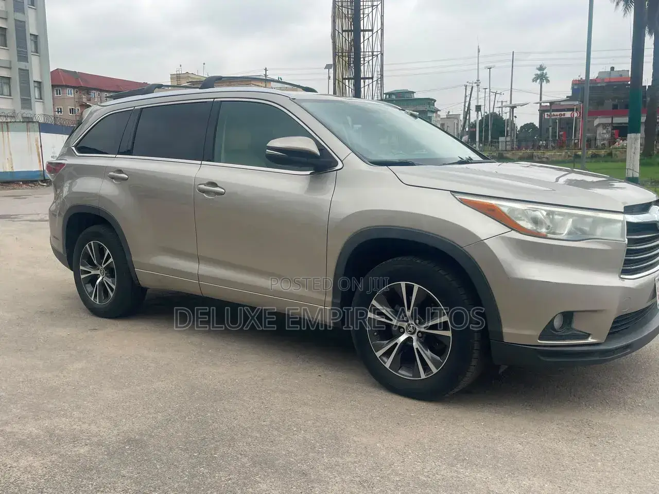 Toyota Highlander XLE V6 4x4 (3.5L 6cyl 6A) 2016 Gold