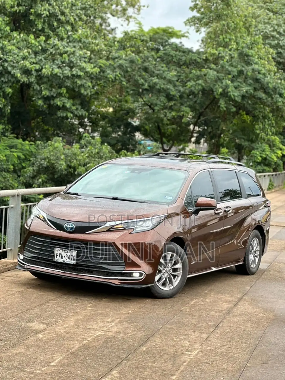 Toyota Sienna XLE Woodland Edition 2022 Brown