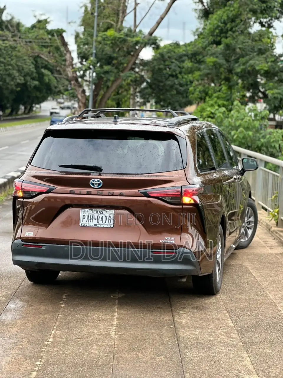 Toyota Sienna XLE Woodland Edition 2022 Brown