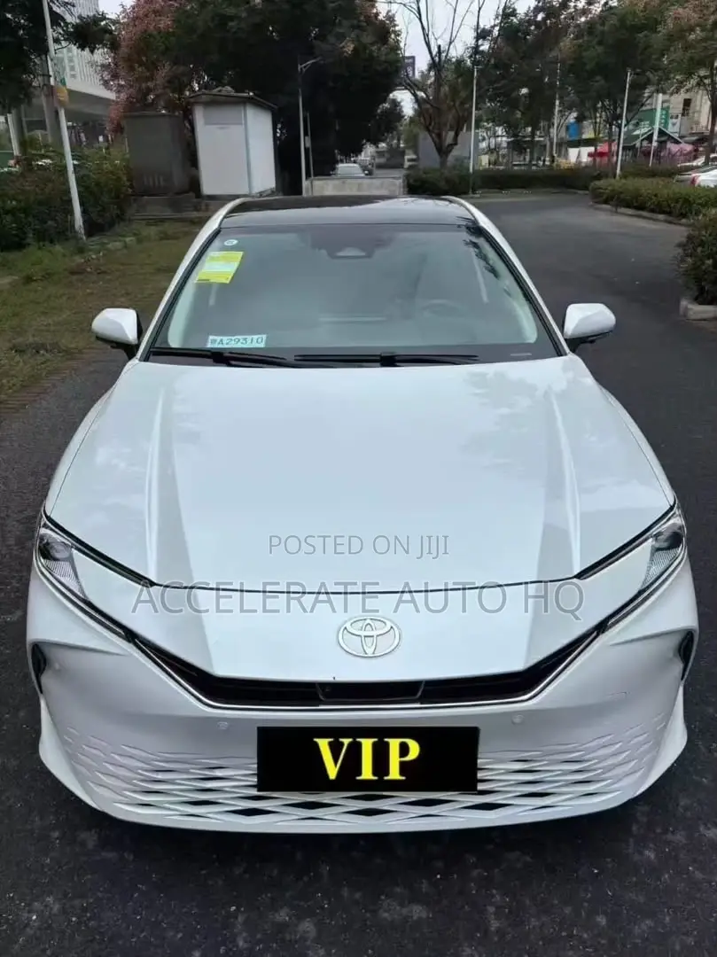 Toyota Camry SE 2025 Off white