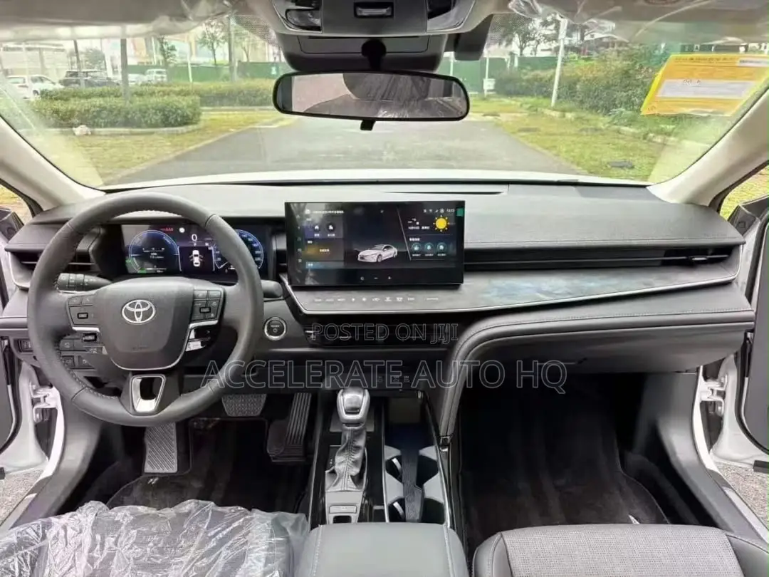 Toyota Camry SE 2025 Off white