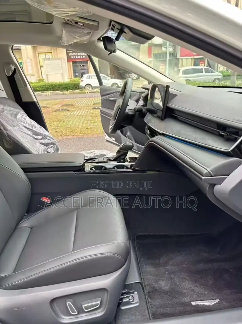 Toyota Camry SE 2025 Off white