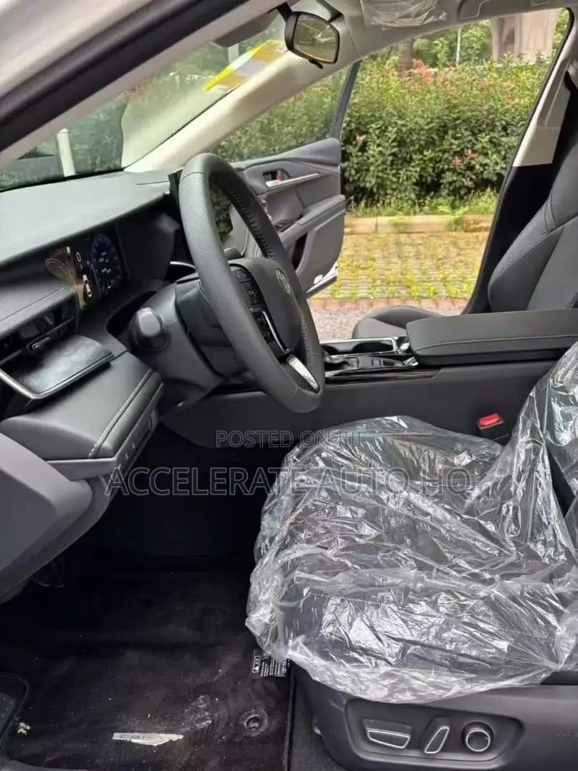 Toyota Camry SE 2025 Off white