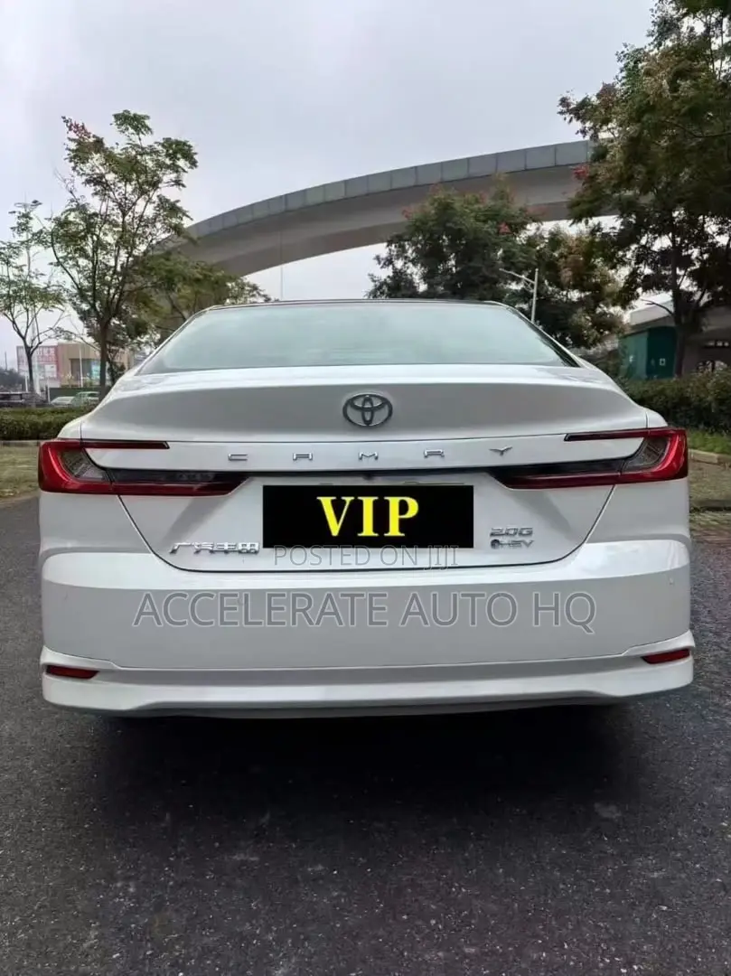 Toyota Camry SE 2025 Off white