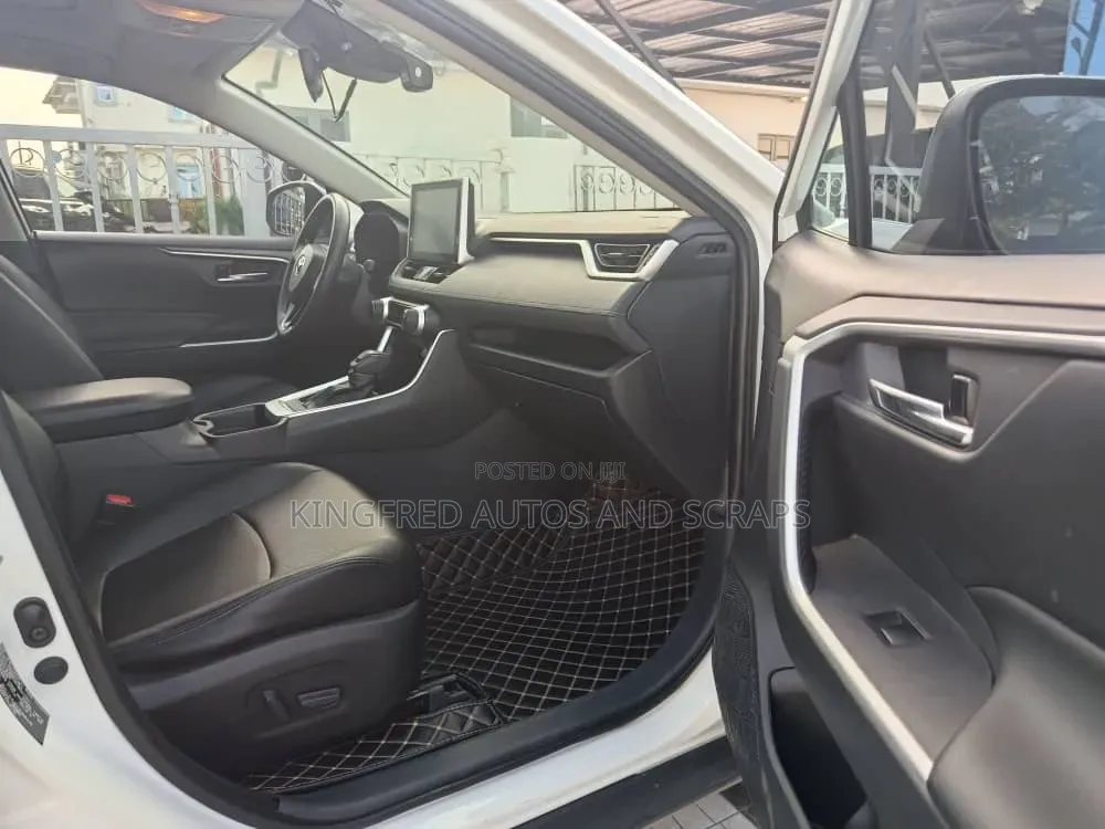 Toyota RAV4 2021 White