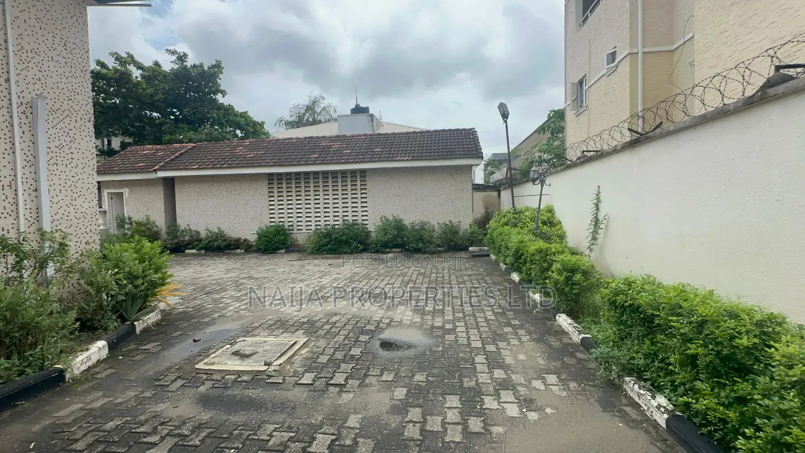 8 Bedroom Duplex on 1000sqm at Oniru Estate for Office Use