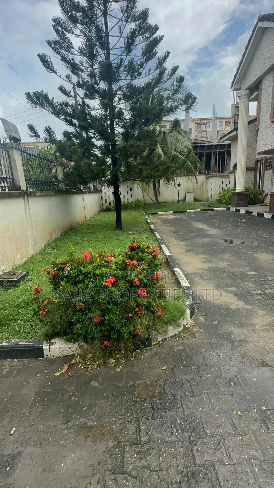 8 Bedroom Duplex on 1000sqm at Oniru Estate for Office Use