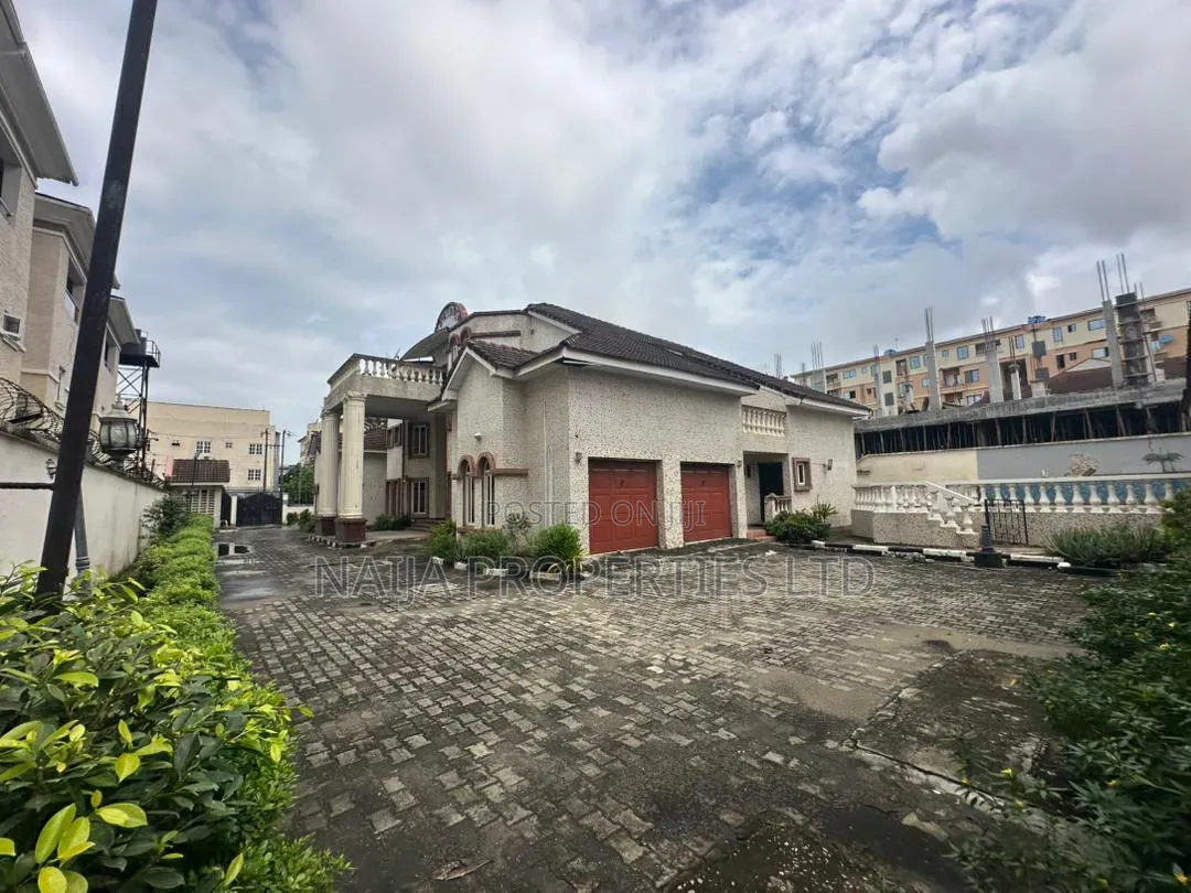 8 Bedroom Duplex on 1000sqm at Oniru Estate for Office Use