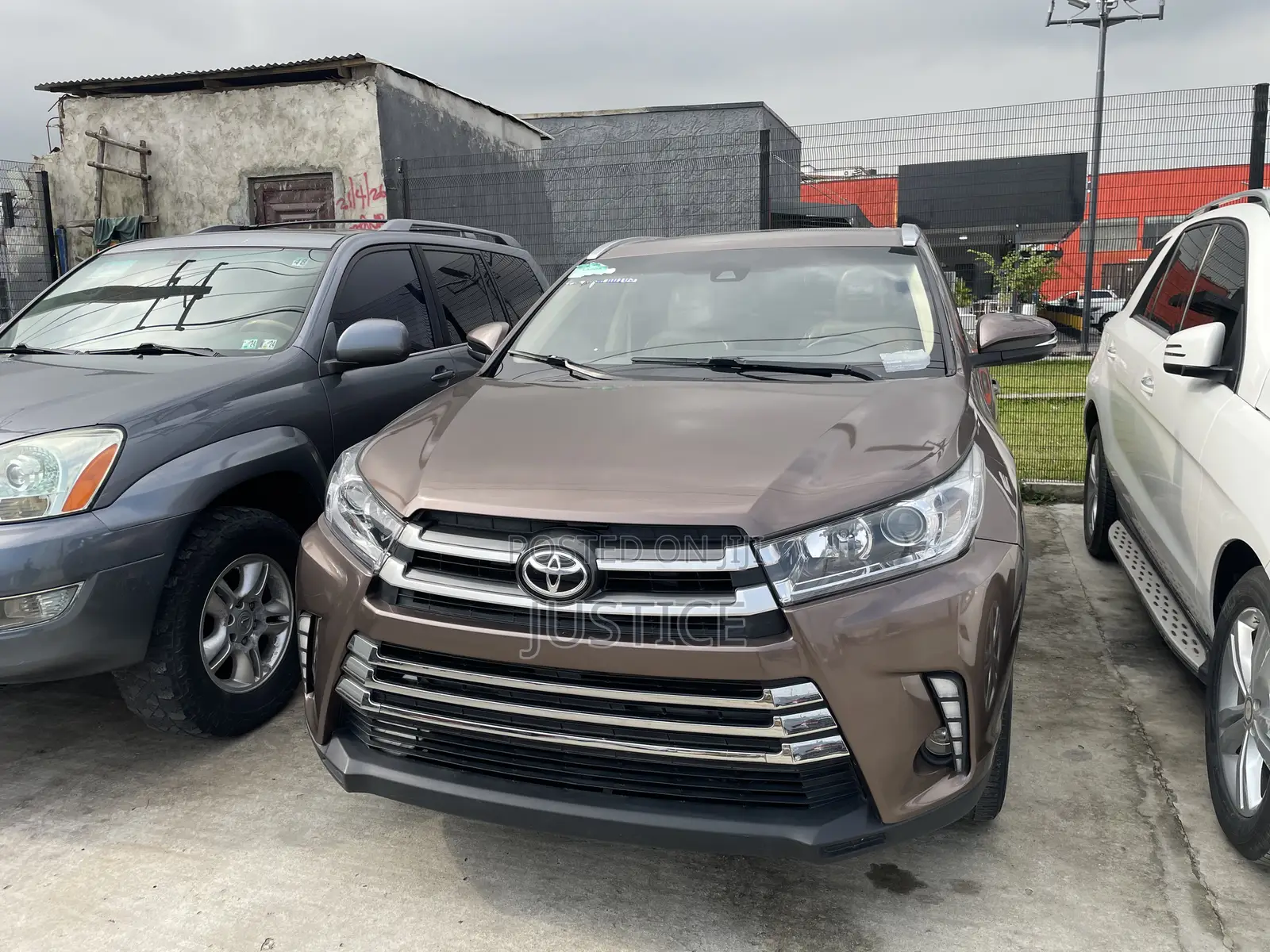 Toyota Highlander XLE 4x4 V6 (3.5L 6cyl 8A) 2017 Brown