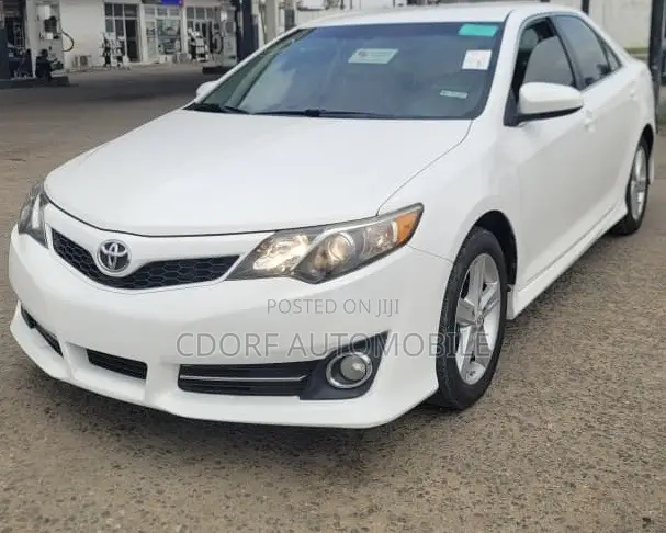 Toyota Camry SE 4dr Sedan (2.5L 4cyl 6A) 2013 White