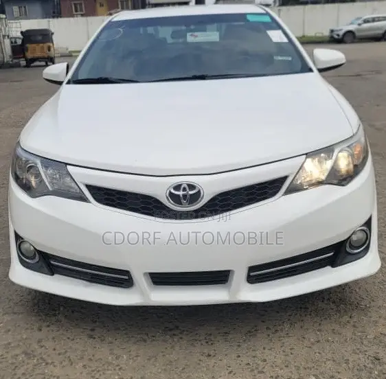 Toyota Camry SE 4dr Sedan (2.5L 4cyl 6A) 2013 White
