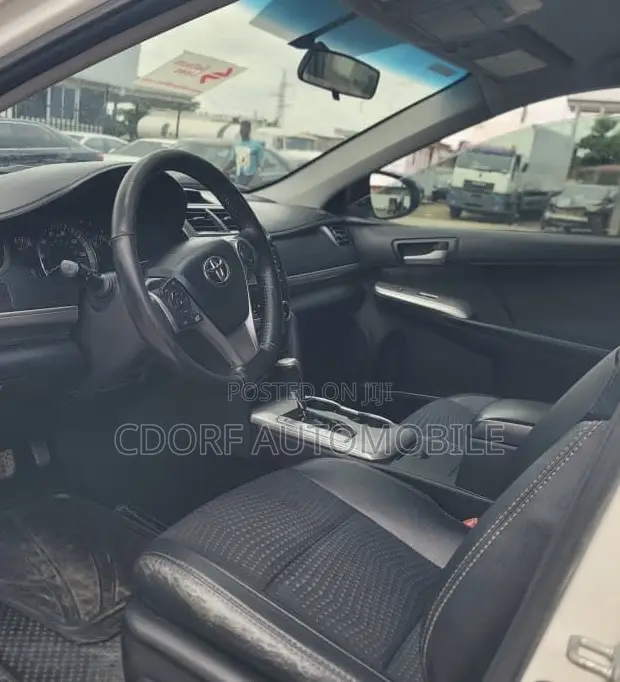 Toyota Camry SE 4dr Sedan (2.5L 4cyl 6A) 2013 White