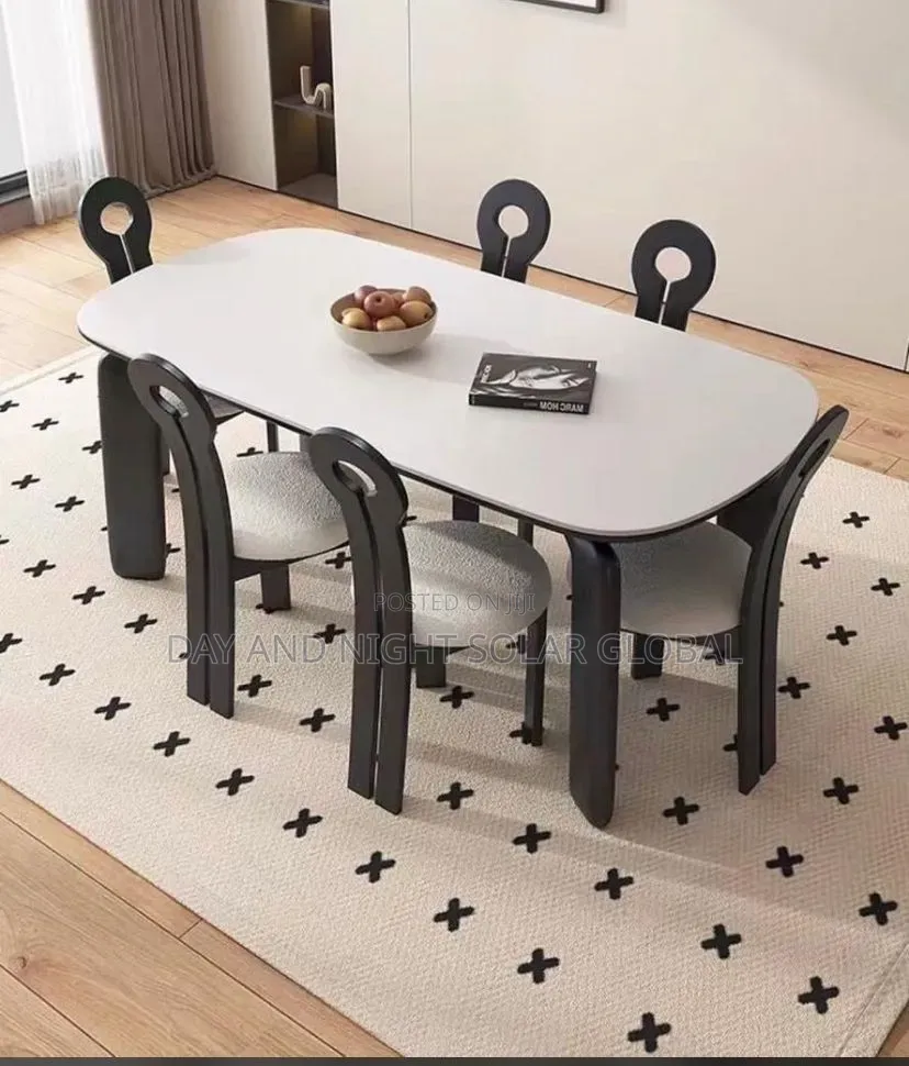 Luxurious Dining Table With 6 Sitters Chairs