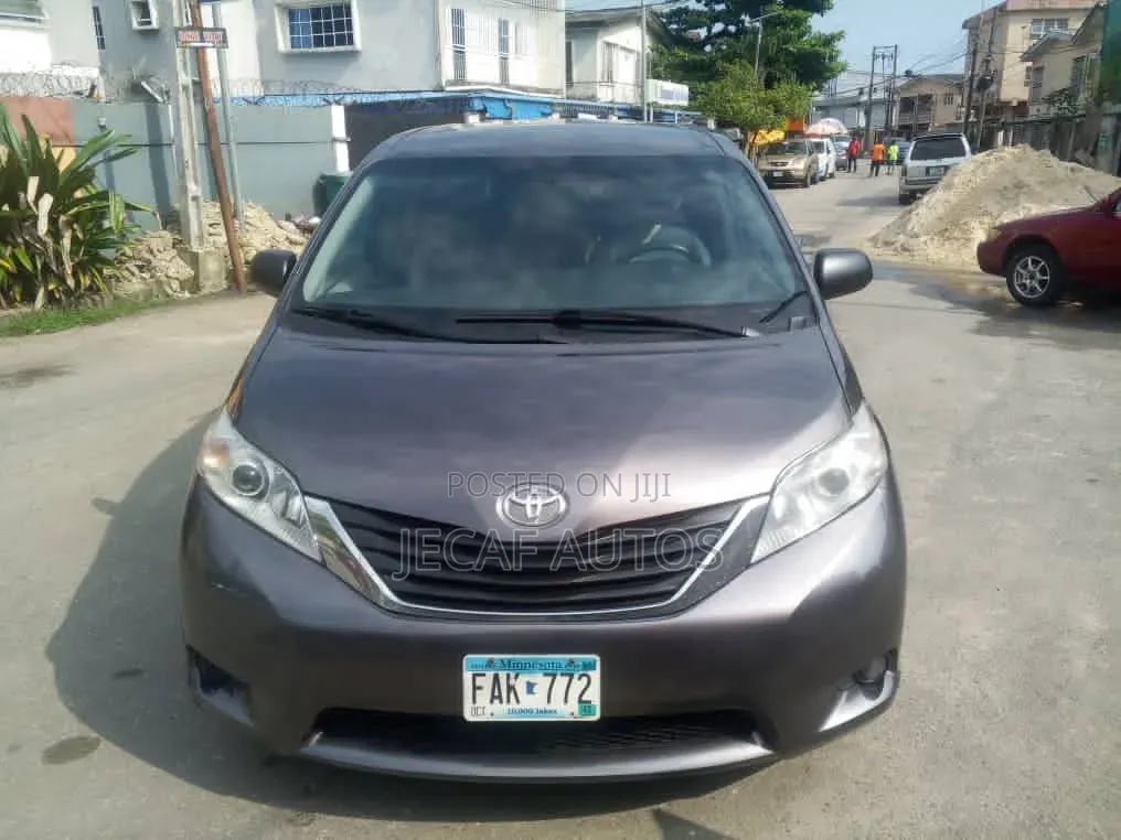 Toyota Sienna LE 7-Passenger 4dr Minivan AWD (3.5L 6cyl 6A) 2015 Gray