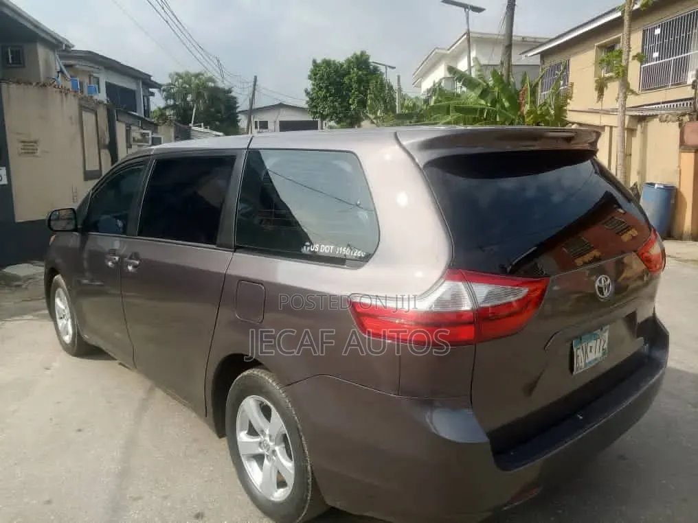 Toyota Sienna LE 7-Passenger 4dr Minivan AWD (3.5L 6cyl 6A) 2015 Gray