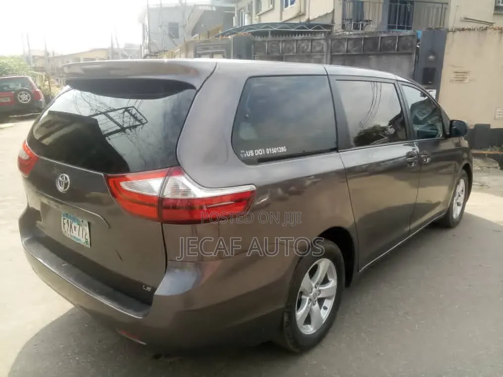 Toyota Sienna LE 7-Passenger 4dr Minivan AWD (3.5L 6cyl 6A) 2015 Gray