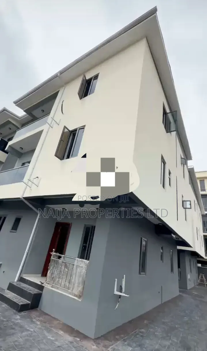 2bdrm Apartment in Lekki Phase 1 for rent