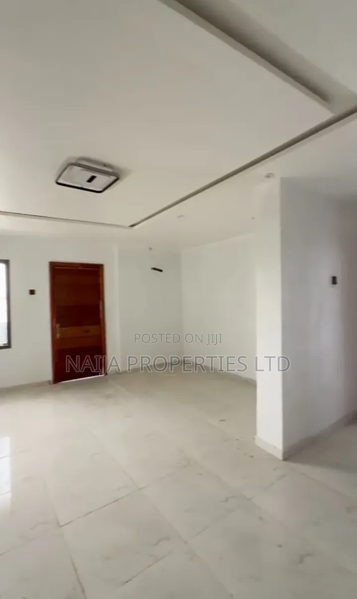 2bdrm Apartment in Lekki Phase 1 for rent