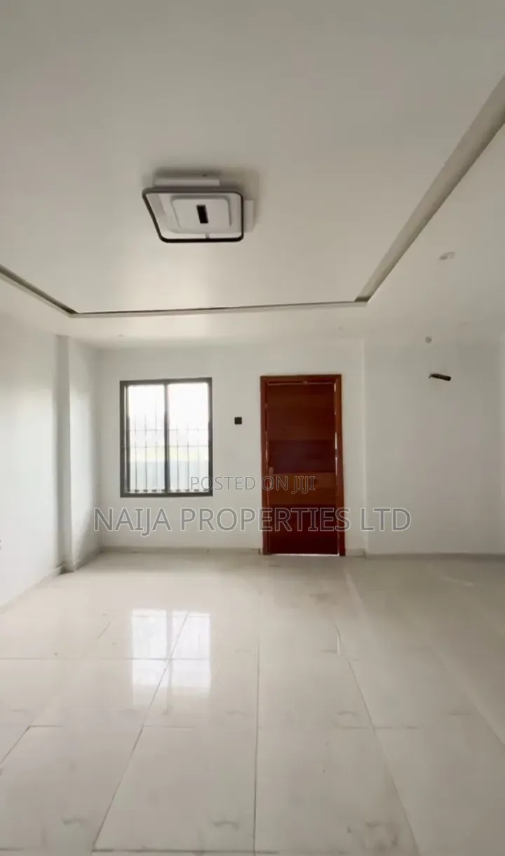 2bdrm Apartment in Lekki Phase 1 for rent