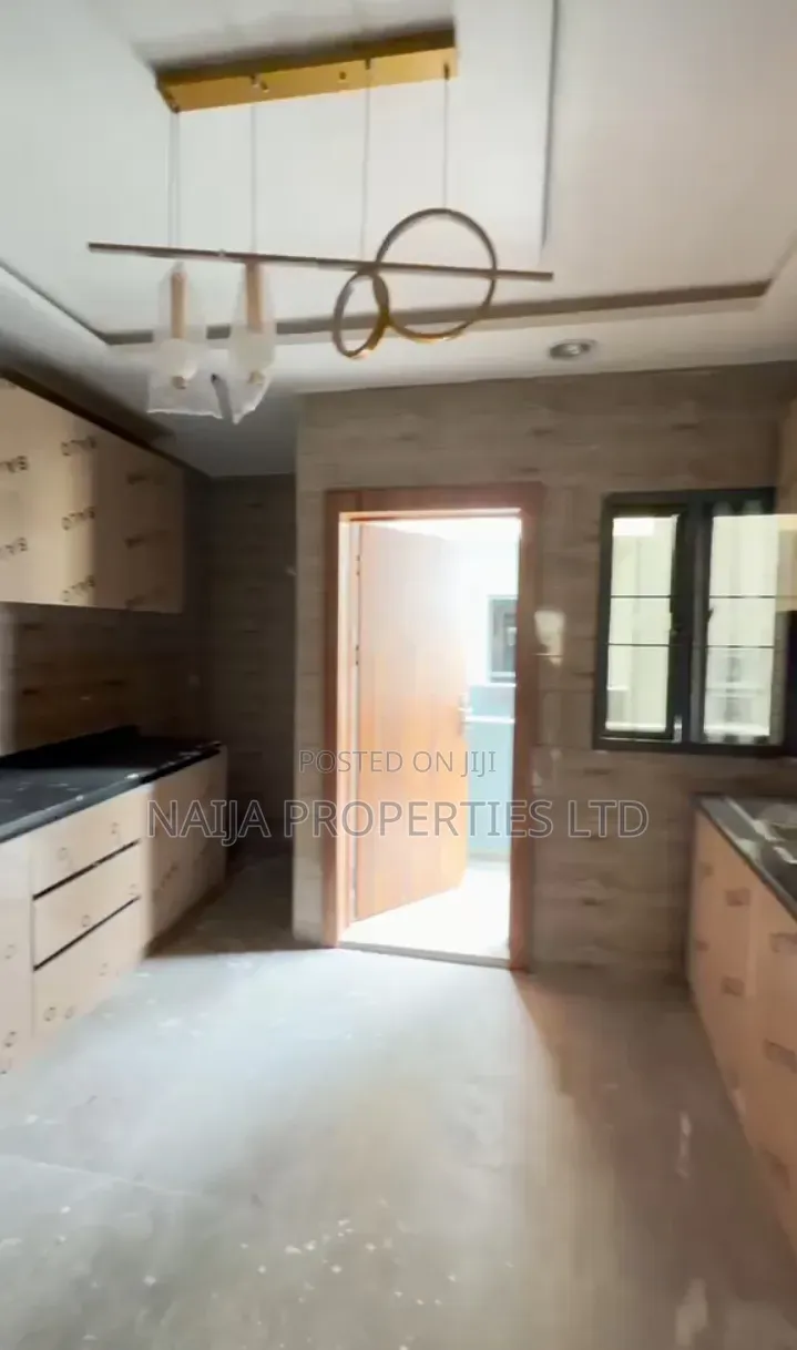 2bdrm Apartment in Lekki Phase 1 for rent