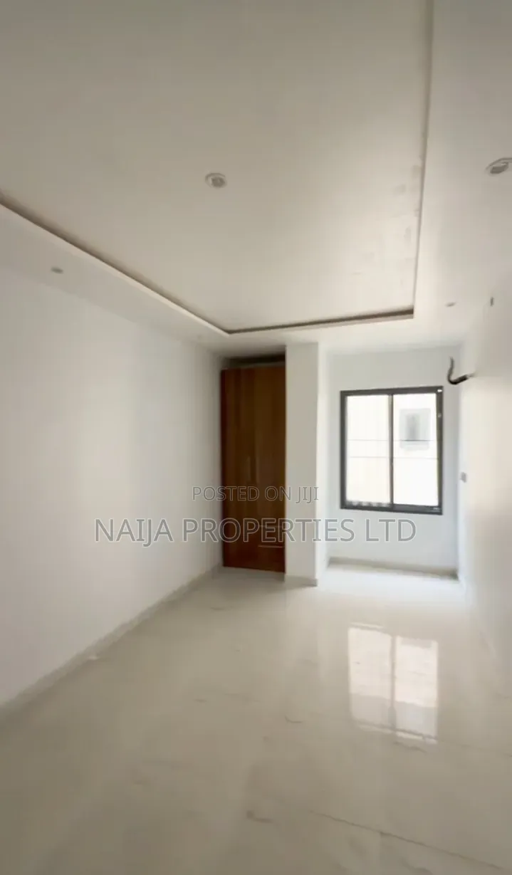 2bdrm Apartment in Lekki Phase 1 for rent